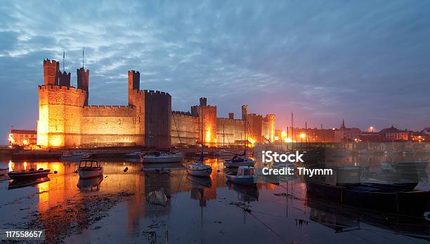 Castelo De Caernarfoncarnarvon - Fotografias de stock e mais imagens de Caernarfon - Caernarfon, Ao Ar Livre, Castelo