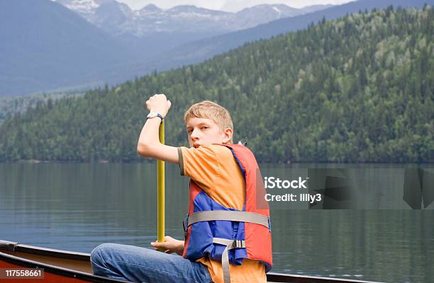 Menino Adolescente Canoagem - Fotografias de stock e mais imagens de Colúmbia Britânica - Colúmbia Britânica, Remar com remo, 14-15 Anos