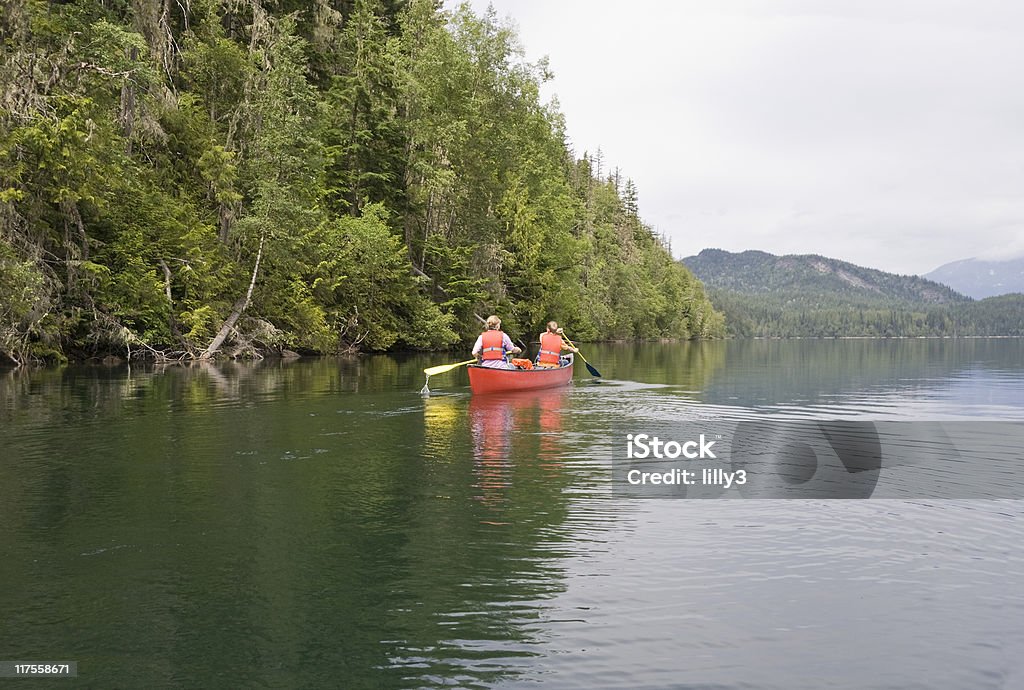 Ragazza e ragazzo di andare in canoa - Foto stock royalty-free di Abbigliamento casual