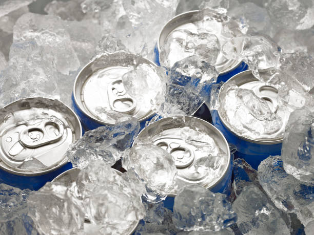 boisson gazeuse froide 6 pack dans la glace - ice pack photos photos et images de collection