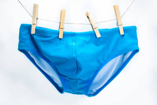 swimbriefs ciano dos homens que penduram em clothespins - calções de corrida - fotografias e filmes do acervo