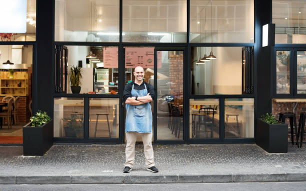 스타트업이 자랑스럽습니다. - barista take out food wait staff working 뉴스 사진 이미지