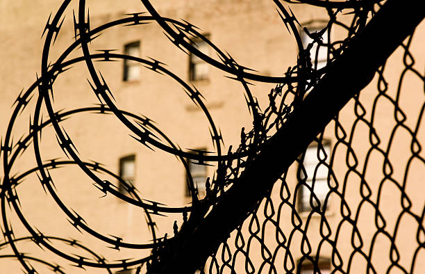 тюрьма - barbed wire фотографии стоковые фото и изображения