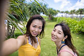 リゾート島でセルフ写真を撮る若い女性の友人
