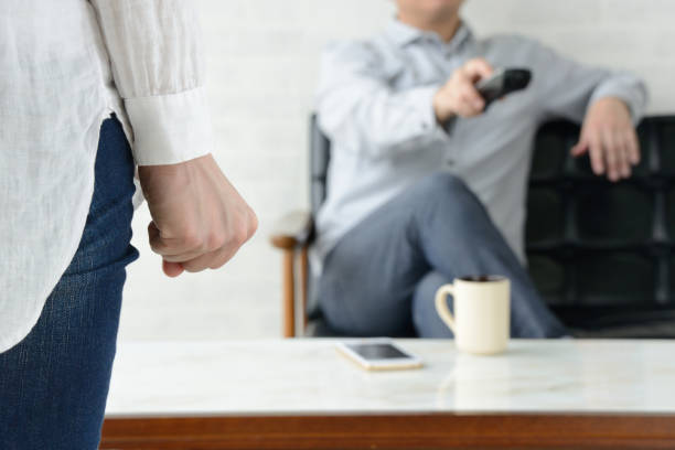 mujer frustrada por el hombre que no ayuda a las tareas domésticas - arguing complaining women conflict fotografías e imágenes de stock