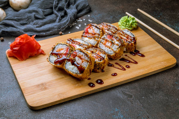 hot roll with shrimp on black with reflection - food sushi seafood maki sushi imagens e fotografias de stock