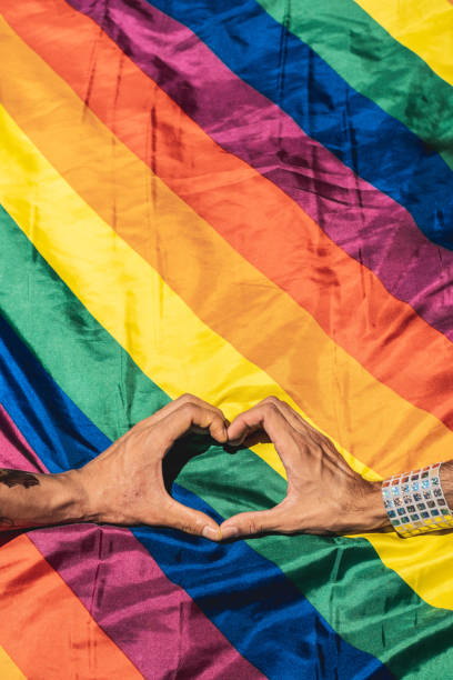 forma del corazón lgbt - homosexual rainbow gay pride flag flag fotografías e imágenes de stock