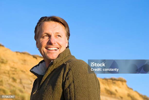 Feliz Sonriente Hombre Foto de stock y más banco de imágenes de Hombres maduros - Hombres maduros, 40-49 años, Estilo de vida saludable