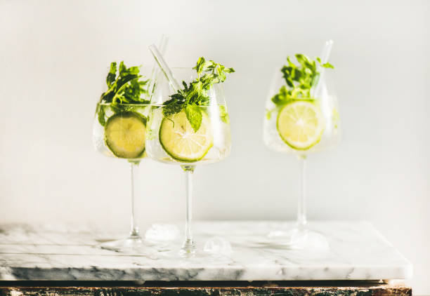 hugo sparkling wine cocktail in glasses with eco-friendly straws - nobody alcohol champagne wine imagens e fotografias de stock