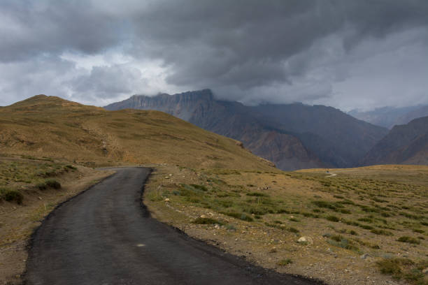 carretera de alta altutura de kaza a komic,spiti valley,himachal pradesh,india - kaza fotografías e imágenes de stock