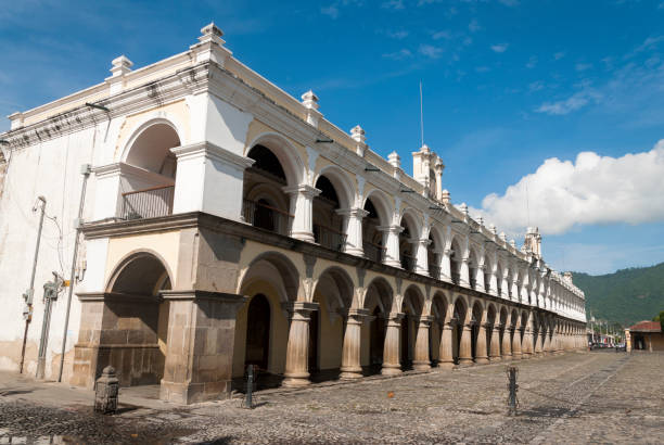 palazzo dei capitani generali 1.764. strade nella città di la antigua guatemala e architettura coloniale. - editorial central america guatemala antigua foto e immagini stock