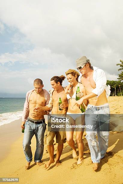 Пляж Образ Жизни — стоковые фотографии и другие картинки 20-24 года - 20-24 года, 20-29 лет, Бутылка
