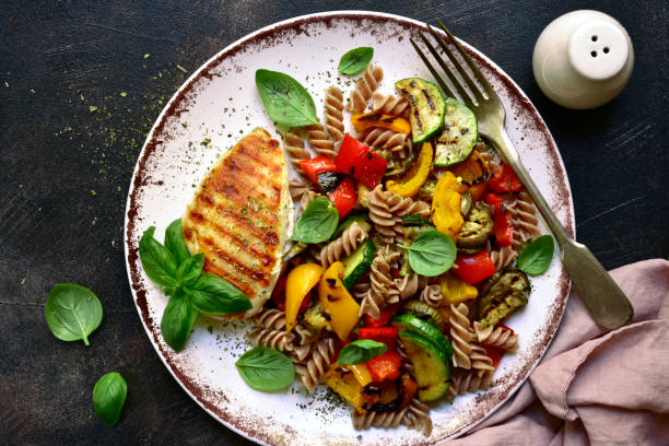 makaron pełnoziarnisty fusilli z grillowanymi warzywami - grilled vegetable eggplant zucchini zdjęcia i obrazy z banku zdjęć