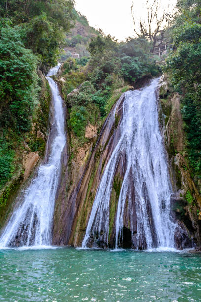 vackra kempty vattenfall med turkos vatten i mussoorie - uttarakhand bildbanksfoton och bilder