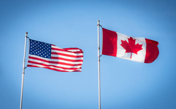 kanadische und amerikanische flaggen - canadian flag canada flag freedom stock-fotos und bilder