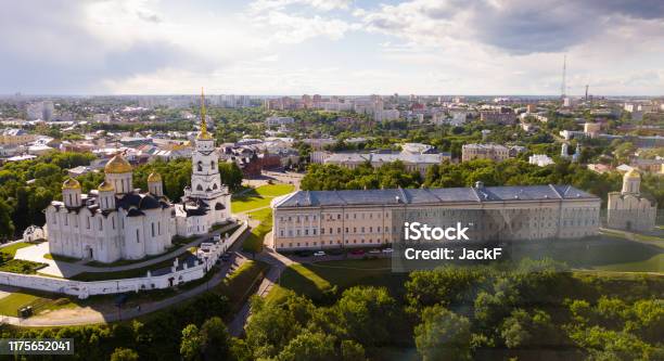 Dormition Cathedral And Cathedral Of St Dmitrii Vladimir - Fotografias de stock e mais imagens de Anel de Ouro da Rússia
