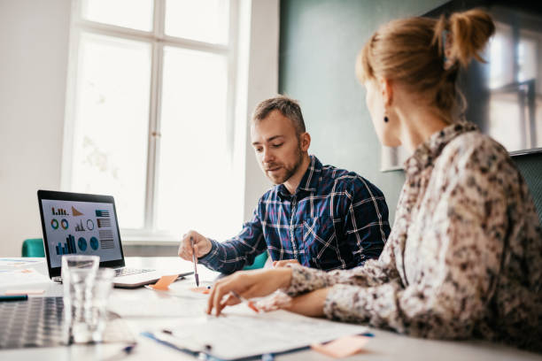 experts en bureau travaillant sur la banque d'investissement - retour sur investissement photos et images de collection