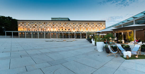 vista panoramica del grand theater nella città di lussemburgo al tramonto con persone che bevono bevande nel bar del teatro - opera bar foto e immagini stock