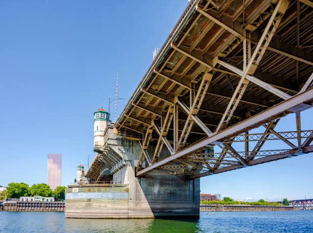 istock Burnside Bridge with buscle mechanism on Willamette River 1175675026