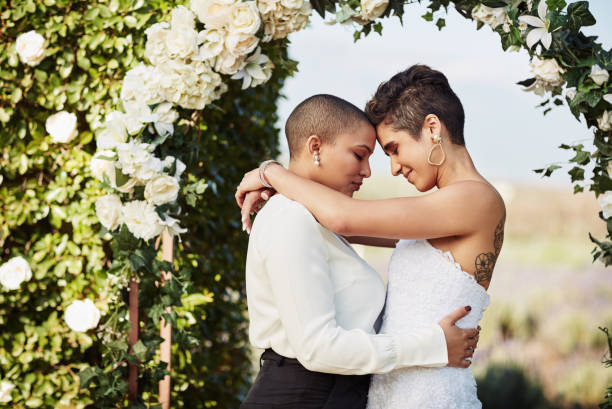 questo è un momento che hanno aspettato a lungo per - homosexual homosexual couple black ethnic foto e immagini stock