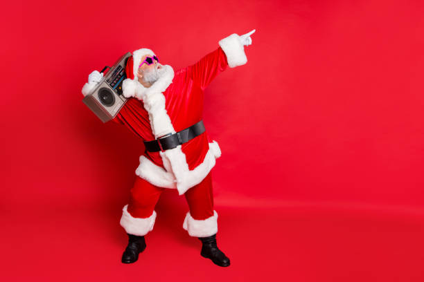 foto do lado do perfil completo de papai noel engraçado levantar seus braços de dança desgaste elegante moda óculos óculos chapelaria - santa claus audio - fotografias e filmes do acervo