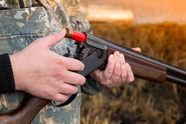 человек с пистолетом. человек и двуствольный пистолет. - armed forces human hand rifle bullet стоковые фото и изображения