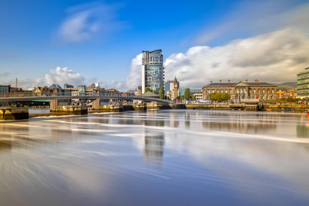 the custom house y lagan river en belfast, irlanda del norte - belfast northern ireland northern ireland city irish culture fotografías e imágenes de stock