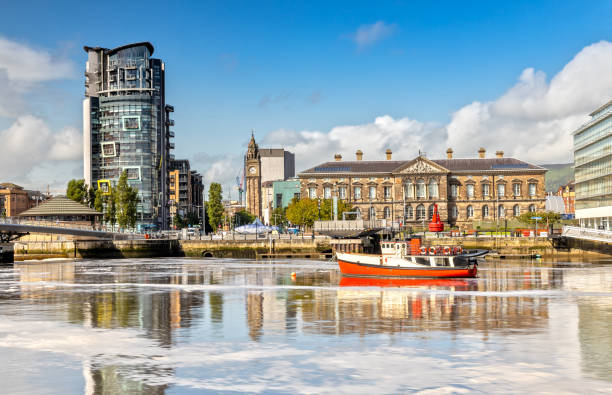 the custom house y lagan river en belfast, irlanda del norte - belfast northern ireland northern ireland city irish culture fotografías e imágenes de stock