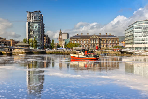 the custom house y lagan river en belfast, irlanda del norte - belfast northern ireland northern ireland city irish culture fotografías e imágenes de stock