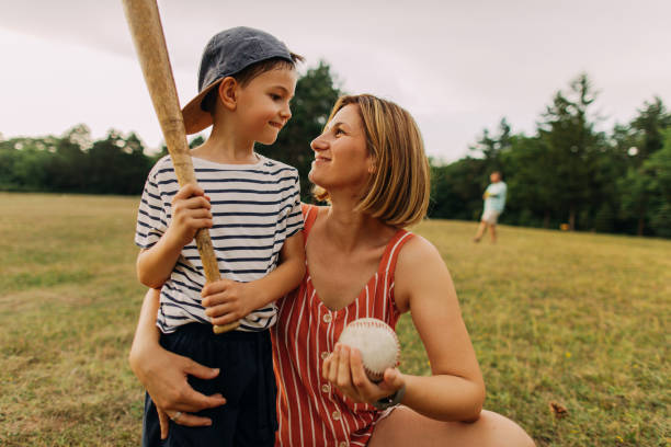 aplaudindo para meu jogador pequeno - baseballs sport grass ball - fotografias e filmes do acervo