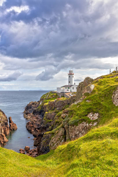 faro di fanad head nella contea di donegal, irlanda - mountain looking at view beach cliff foto e immagini stock