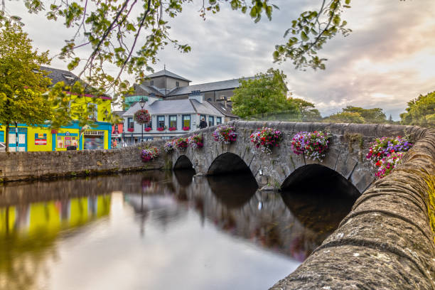 pont de westport au-dessus de la rivière carrowbeg en irlande - county mayo ireland photos et images de collection