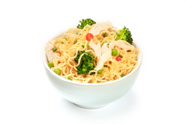 白い背景に野菜と鶏肉を使ったそばのボウル - thai cuisine wok food thai culture ストックフォトと画像