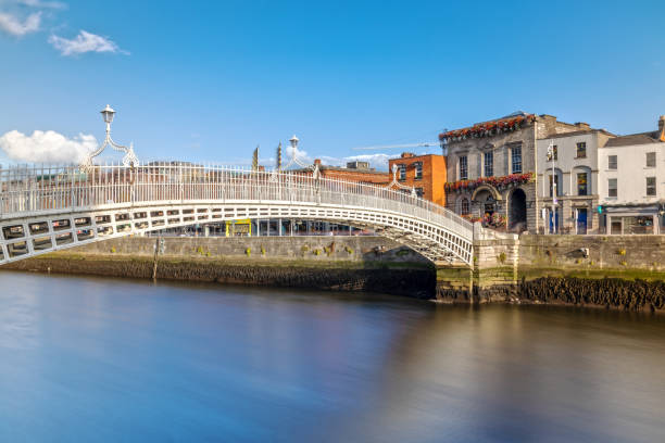 ponte ha'penny sul fiume liffey a dublino, irlanda - dublin ireland bridge hapenny penny foto e immagini stock