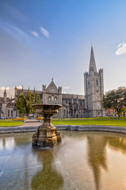 impresión de la catedral de san patricio en dublín, irlanda - dublin ireland place of worship church travel destinations fotografías e imágenes de stock