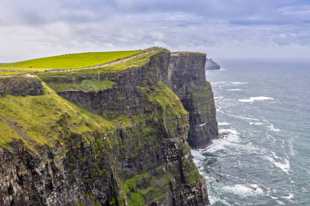 le scogliere di moher in irlanda - cliffs of moher county clare cliff republic of ireland foto e immagini stock