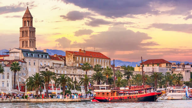 cityscape litoral do verão-vista do passeio a cidade velha de rachar com o palácio de diocleciano e a torre de sino da catedral de saint domnius - split up - fotografias e filmes do acervo