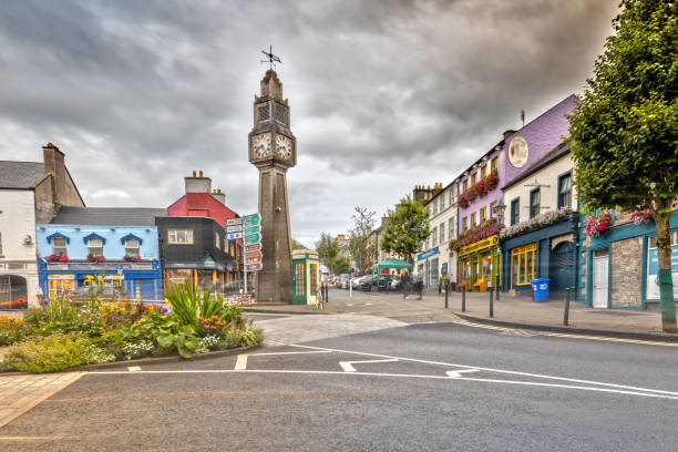 la torre dell'orologio a westport, contea di mayo, irlanda - clew bay foto e immagini stock