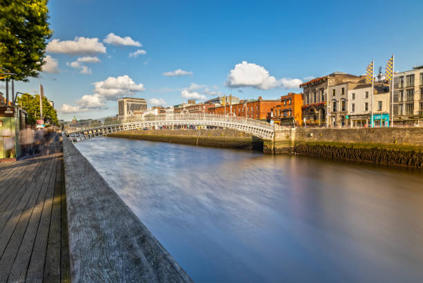 most ha'penny nad rzeką liffey w dublinie, irlandia - dublin ireland hapenny bridge republic of ireland city zdjęcia i obrazy z banku zdjęć