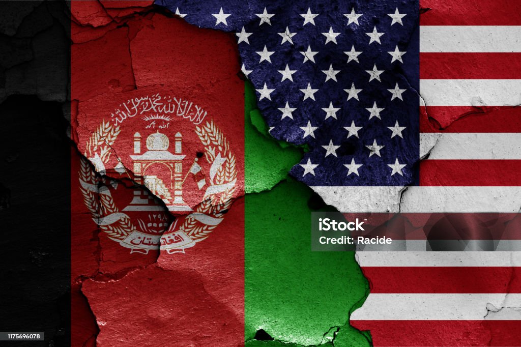vlaggen van Afghanistan en USA geschilderd op gebarsten muur - Royalty-free Afghanistan Stockfoto vlaggen van Afghanistan en USA geschilderd op gebarsten muur - Royalty-free Afghanistan Stockfoto