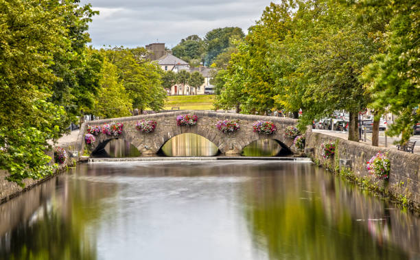 puente westport sobre el río carrowbeg en irlanda - clew bay fotografías e imágenes de stock