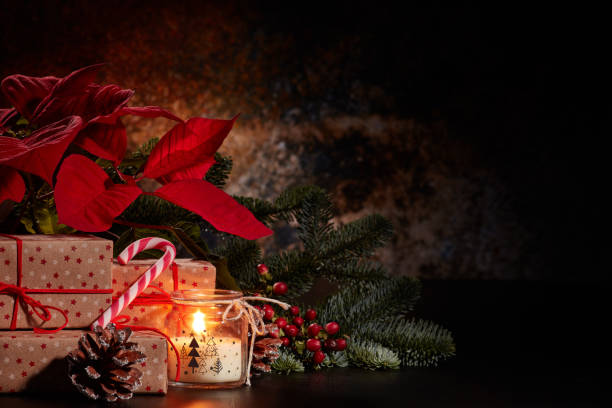 chrismas i nowy rok tle. - poinsettia christmas candle table zdjęcia i obrazy z banku zdjęć