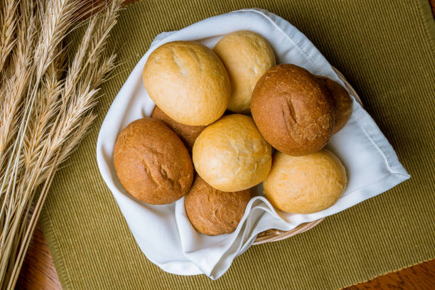 хлебная корзина, круглые булочки - basket bread breakfast close up стоковые фото и изображения