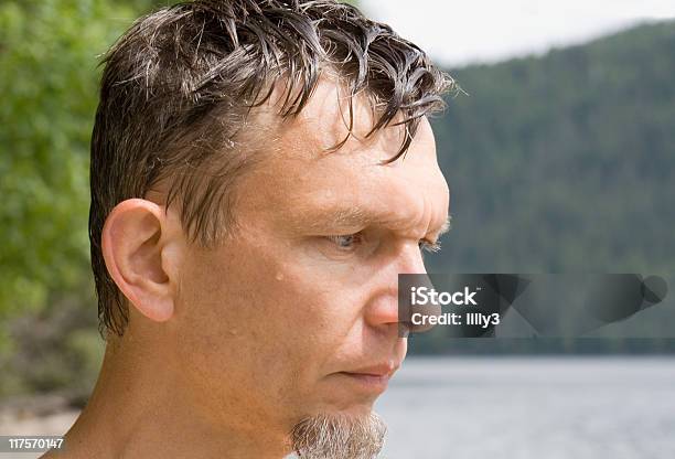 Molhado Retrato De Homem Maduro - Fotografias de stock e mais imagens de Franzir as Sobrancelhas - Franzir as Sobrancelhas, Perfil - Vista Lateral, 40-44 anos