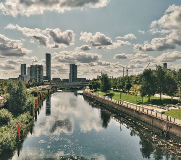 city mill river w londynie, w parku olimpijskim królowej elżbiety z drapaczami chmur w tle - rzeka lea zdjęcia i obrazy z banku zdjęć