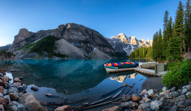 beau lac de moraine dans les montagnes rocheuses, canada - landscape national park lake louise moraine lake photos et images de collection