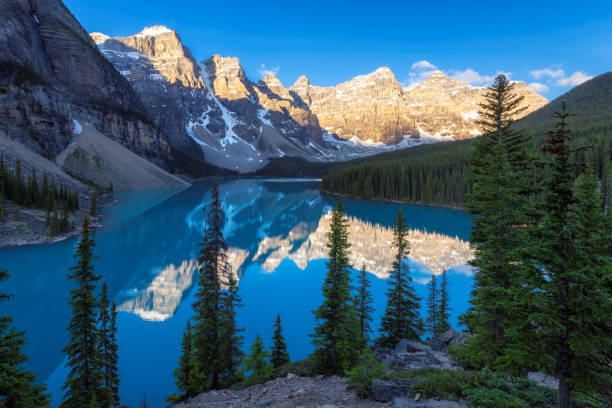 schöner moraine see in rocky mountains, kanada - landscape national park lake louise moraine lake stock-fotos und bilder