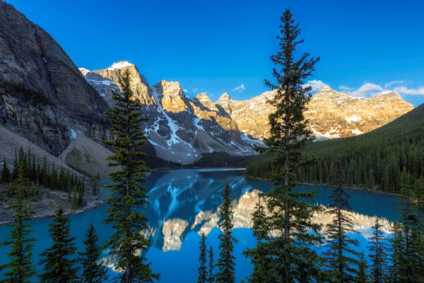 lever de soleil au lac moraine dans les montagnes rocheuses, canada - landscape national park lake louise moraine lake photos et images de collection