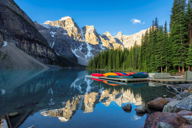 schöner moraine-see im banff-nationalpark, kanada - landscape national park lake louise moraine lake stock-fotos und bilder