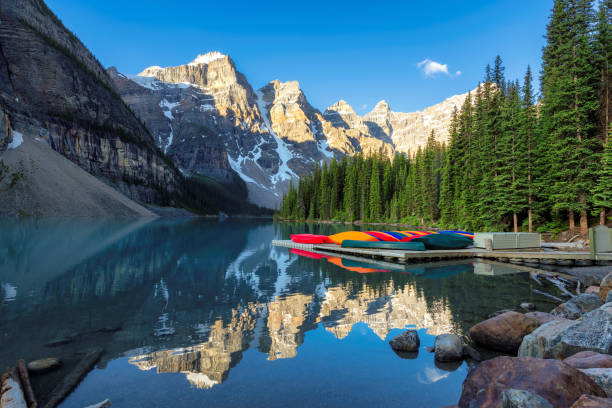 hermoso lago moraine en el parque nacional banff, canadá - moraine fotografías e imágenes de stock